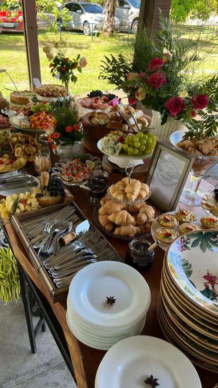 Buffet completo montado em mesa externa