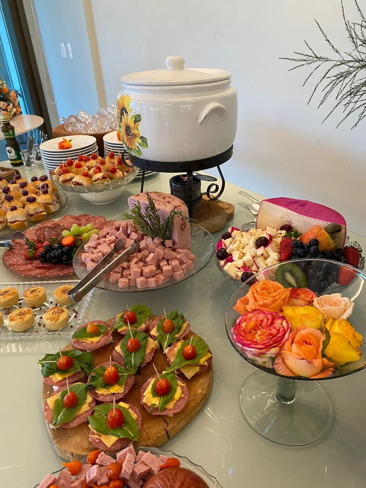 Mesa de frios com queijos e frutas