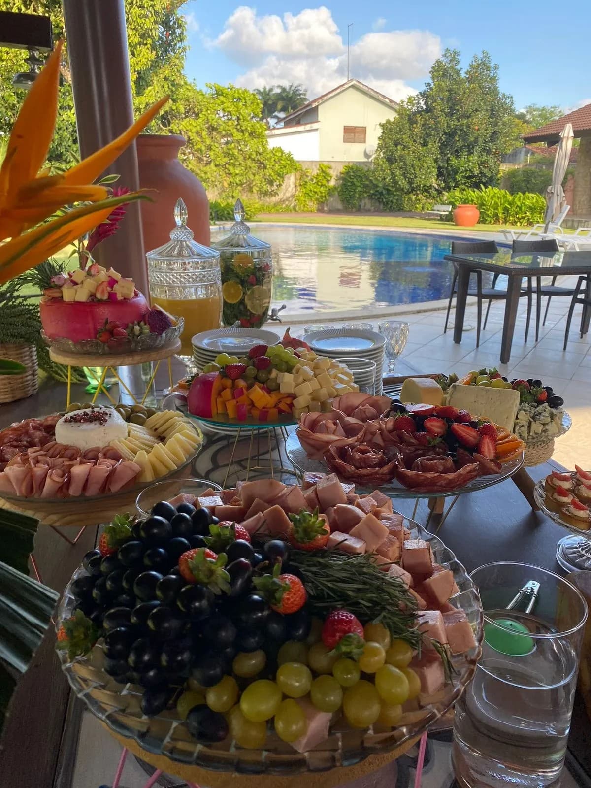 Buffet de frutas e frios à beira da piscina