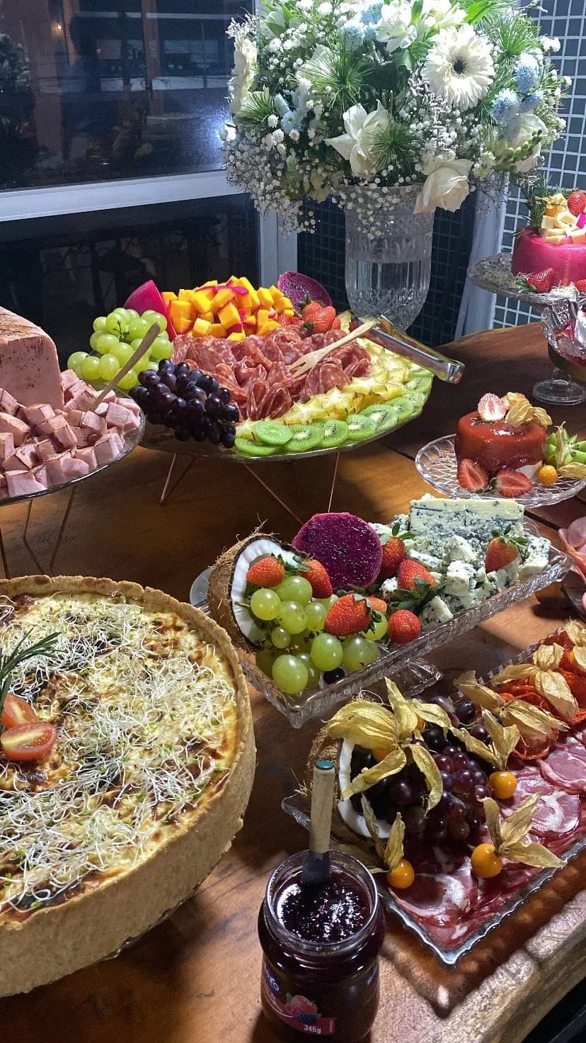 Buffet gourmet com frios e frutas tropicais