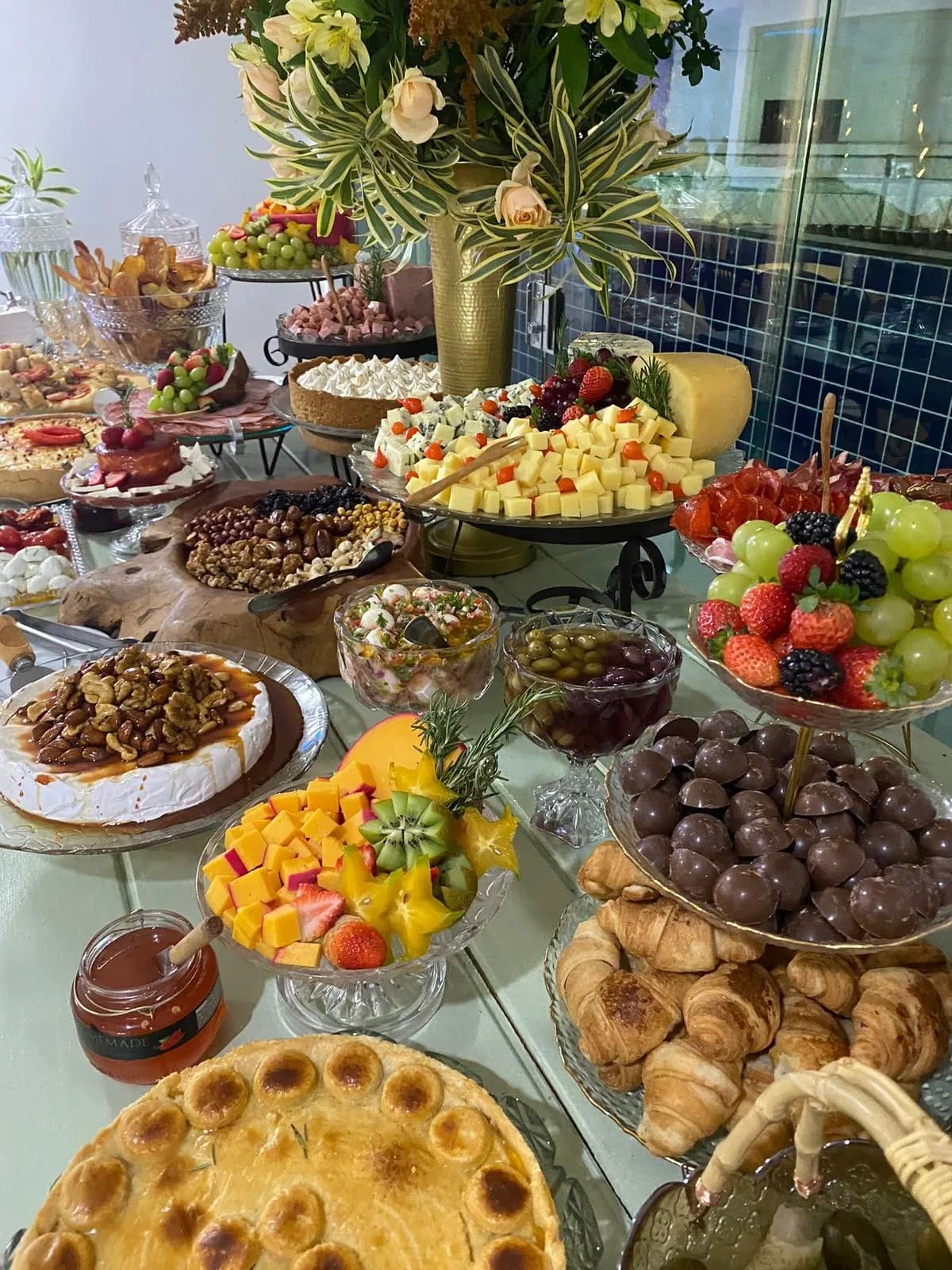 Buffet gourmet com queijos e empadão