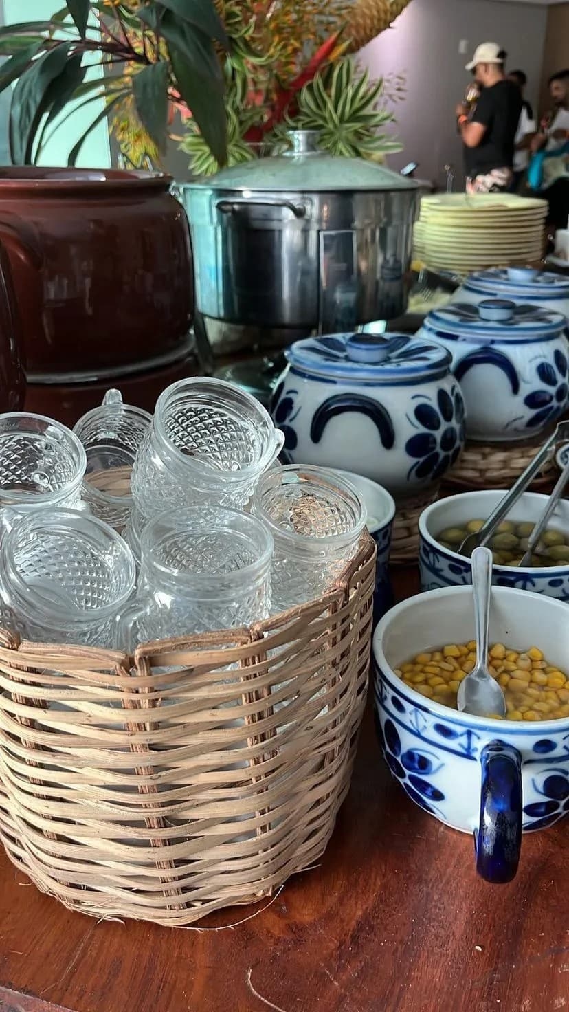 Complementos do buffet: milho, azeitonas e potes variados