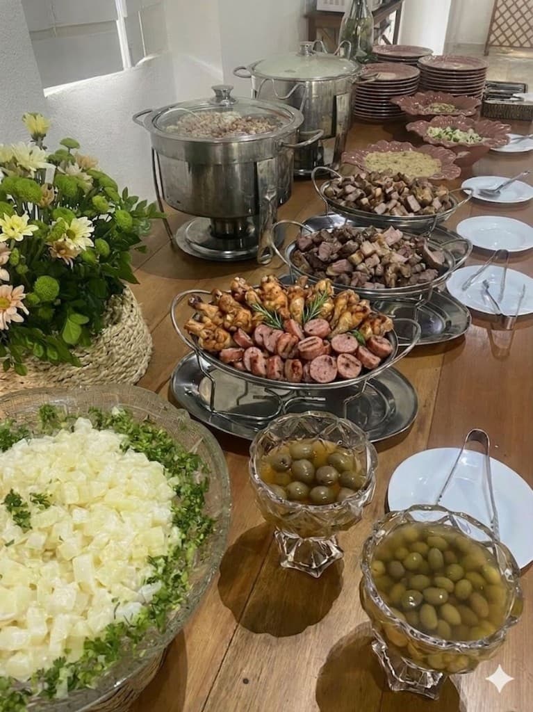 Buffet de churrasco com cortes de carnes, saladas e acompanhamentos