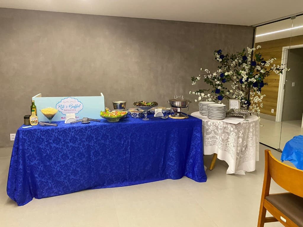 Buffet de crepes preparados ao vivo com mesa decorada