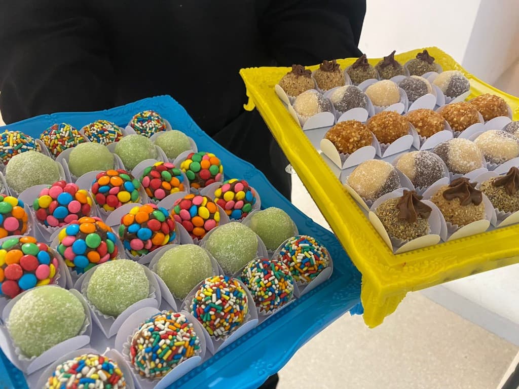 Docinhos coloridos e variados para buffet infantil