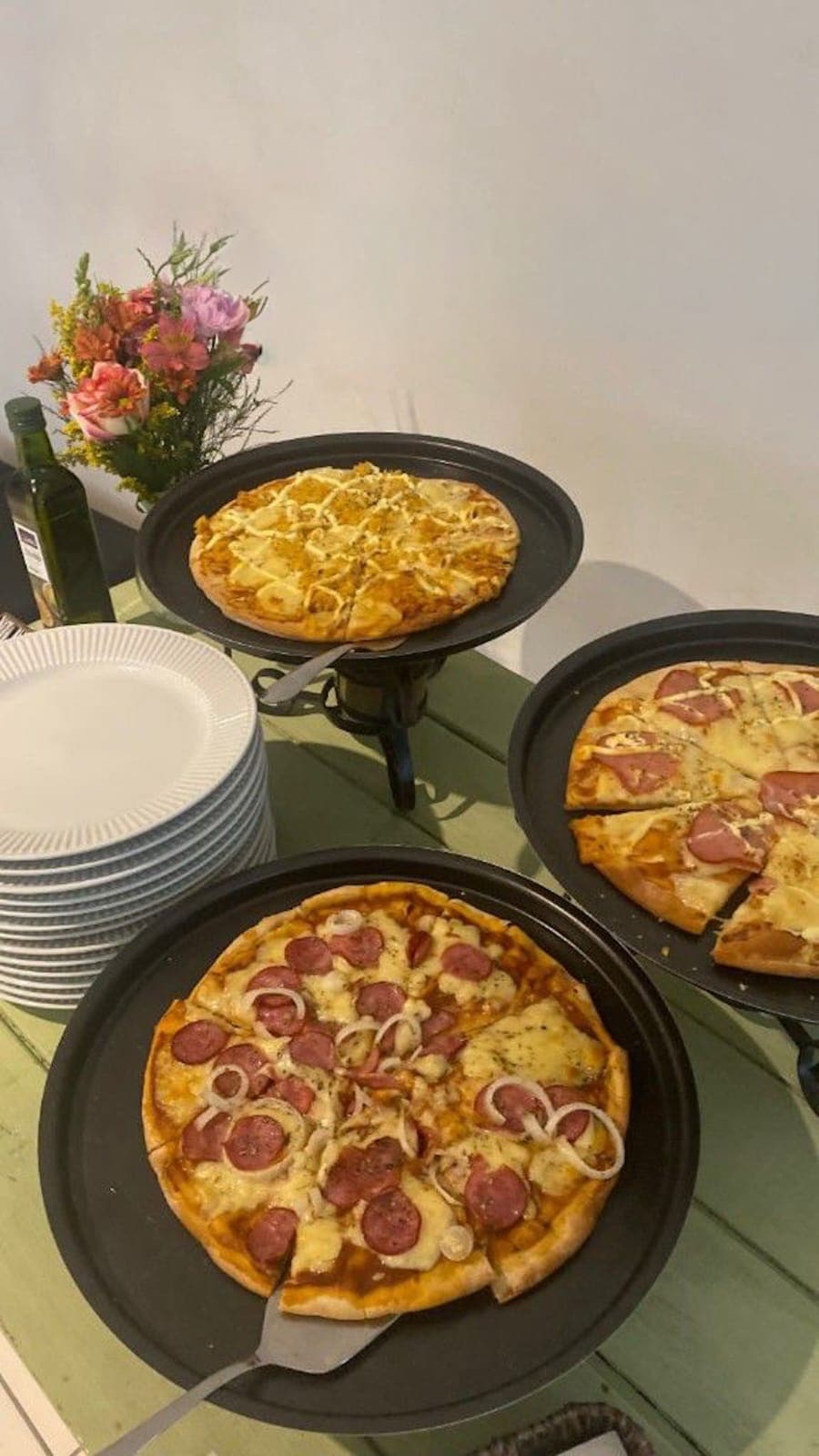Buffet de pizza em rodízio com diversas pizzas