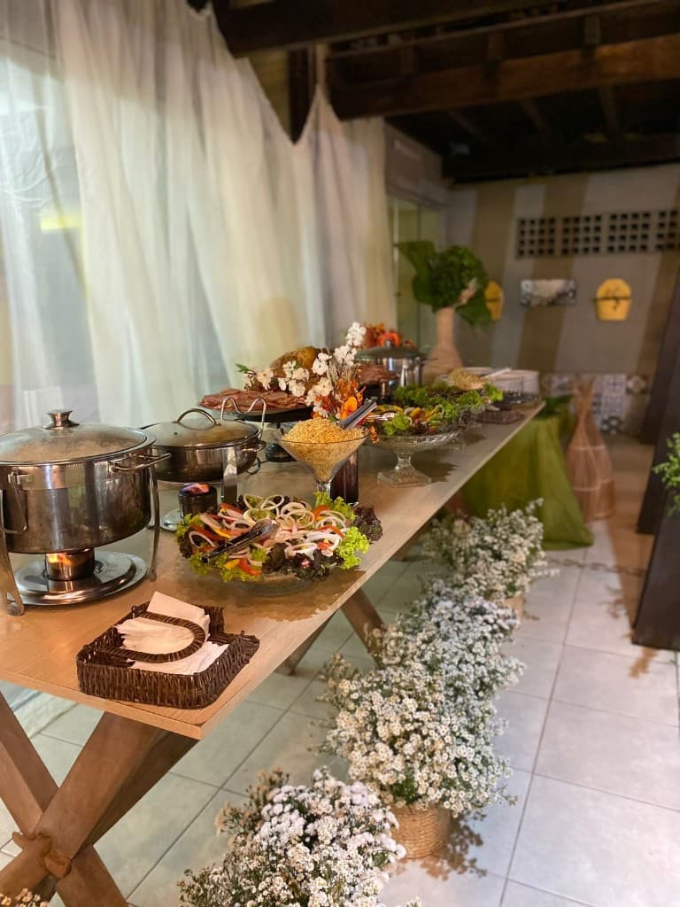 Buffet platinum básico com mesa decorada e flores