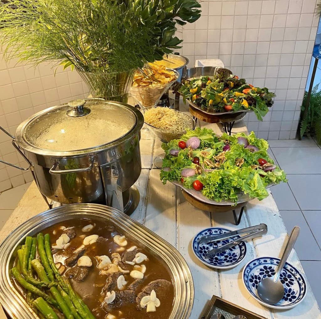 Buffet platinum com prato principal, saladas e acompanhamentos nobres