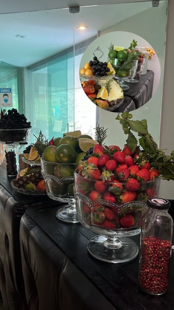 Bar com frutas frescas para coquetéis e drinks